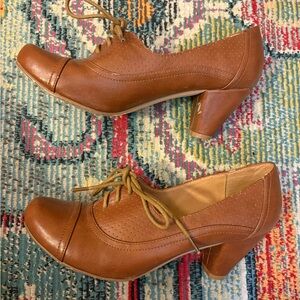 Vintage Oxford style lace up heels